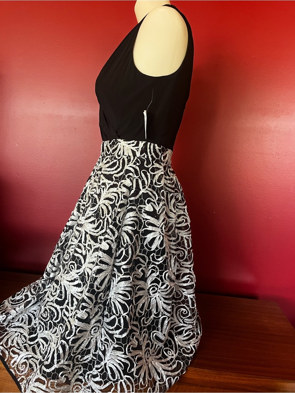 New Roz & Ali Black Bodice with White Lace Overlay Dress - Picture 6 of 16